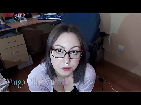 ❤️ Moza sexy con lentes chupa un consolador profundamente ante a cámara ️ Vídeo anal en nós ❌❤