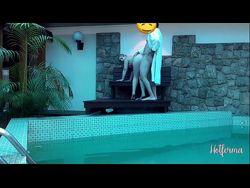 ❤️ O xefe invita a criada á piscina, pero non puido resistirse a un quente ️ Vídeo anal en nós ❌❤